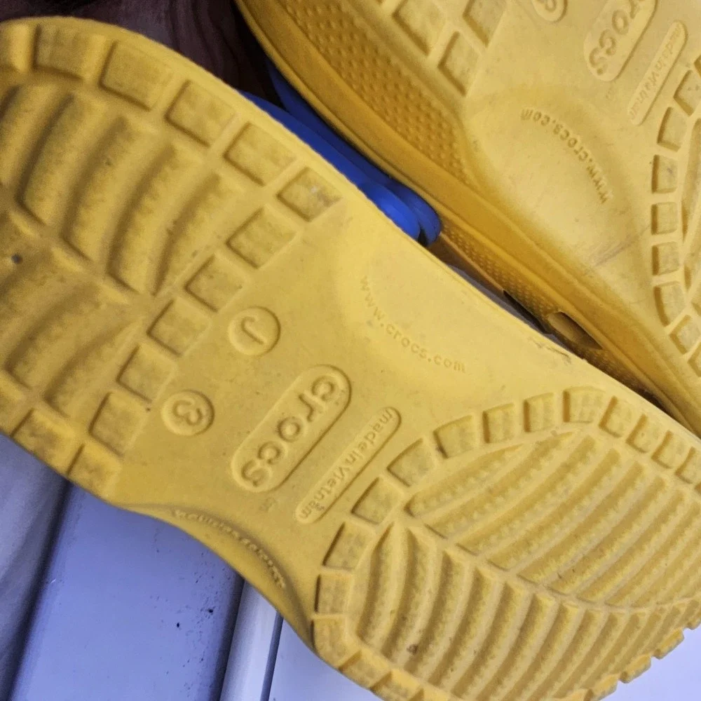 Crocs Shoes KIDS Size 3 Yellow Minions Classic Clog Sandals Slip On Rubber